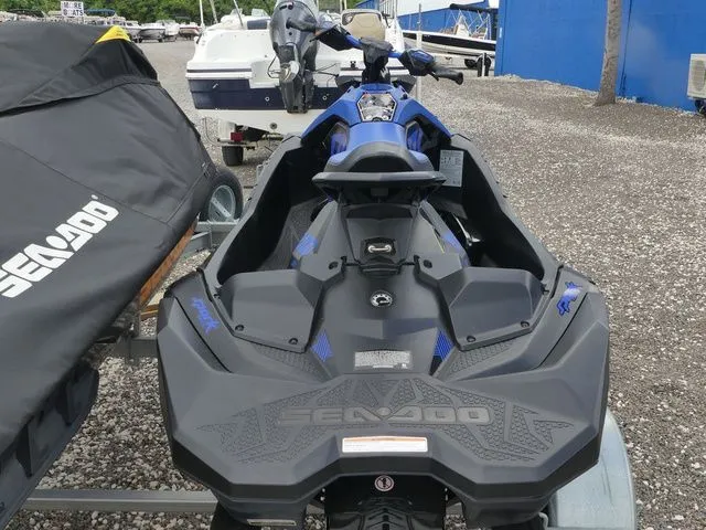 Slide: The Image of Sea-Doo Spark Trixx 3up 2023 - 4