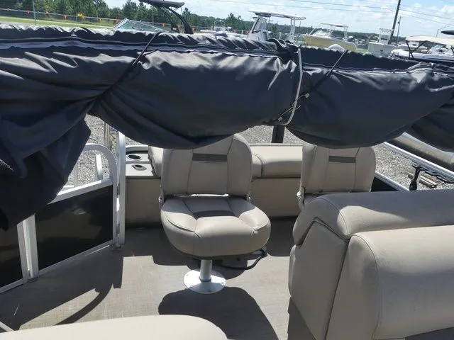 Slide: The Image of Sun Tracker Fishin' Barge 24 DLX 2020 - 17