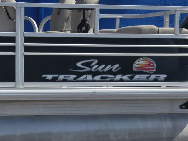 Slide: The Image of Sun Tracker Fishin' Barge 24 DLX 2020 - 8