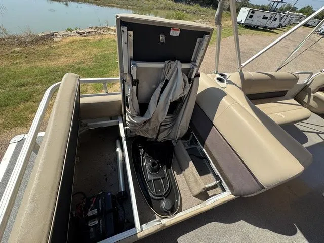 Slide: The Image of Sun Tracker Party Barge 22 DLX 2017 - 15