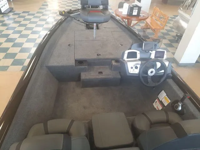 Slide: The Image of Tracker Pro Team 175 TXW 2026 - 14