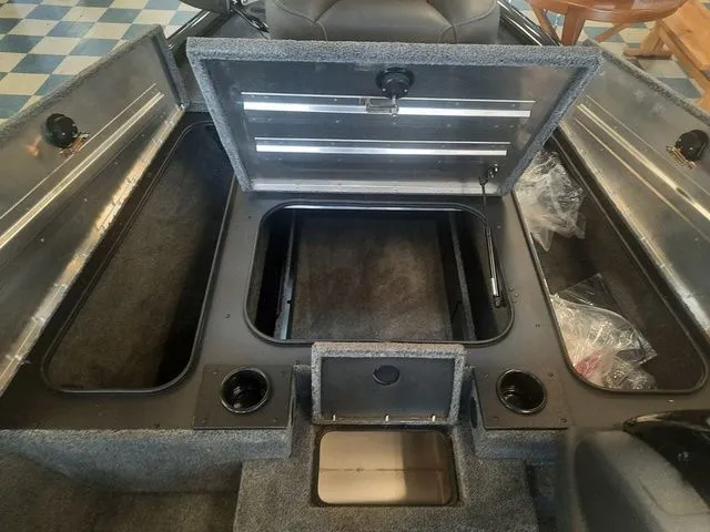 Slide: The Image of Tracker Pro Team 175 TXW 2026 - 8