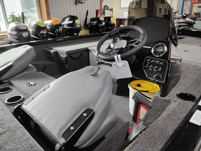 Slide: The Image of Lowe Stinger 175C 2026 - 6