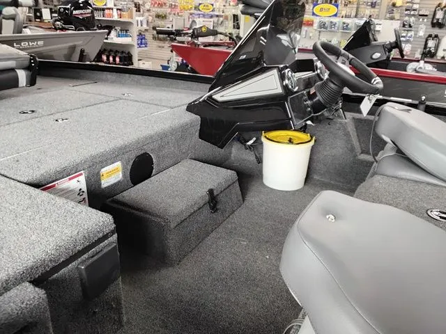 Slide: The Image of Lowe Stinger 175C 2026 - 8