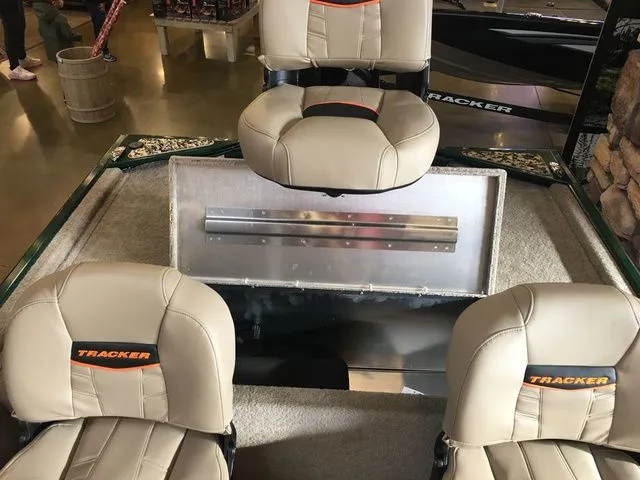 Slide: The Image of Tracker Bass Tracker Classic Limited 2026 - 13