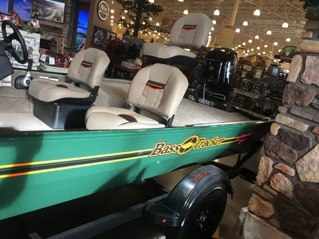 Slide: The Image of Tracker Bass Tracker Classic Limited 2026 - 14