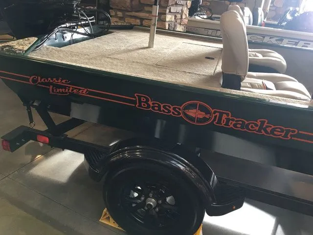 Slide: The Image of Tracker Bass Tracker Classic Limited 2026 - 15