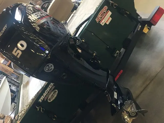 Slide: The Image of Tracker Bass Tracker Classic Limited 2026 - 19