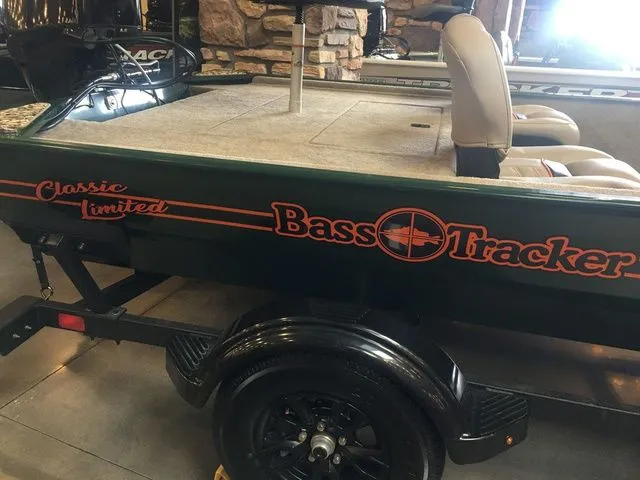 Slide: The Image of Tracker Bass Tracker Classic Limited 2026 - 3