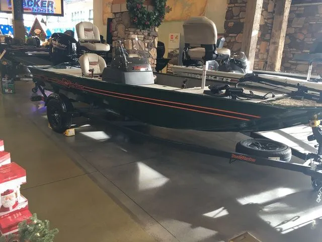 Slide: The Image of Tracker Bass Tracker Classic Limited 2026 - 8