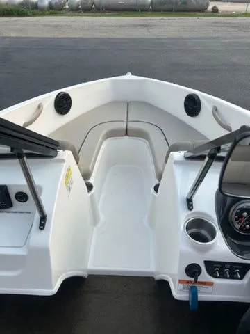 Slide: The Image of Bayliner 175 Bowrider 2016 - 3