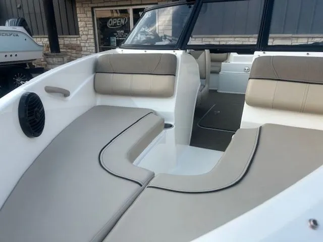 Slide: The Image of Bayliner 175 Bowrider 2016 - 4