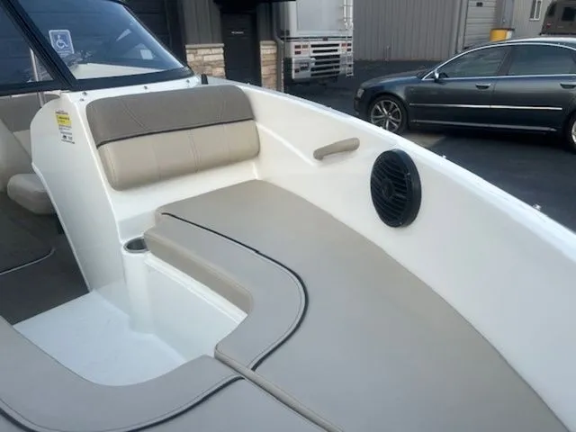 Slide: The Image of Bayliner 175 Bowrider 2016 - 5