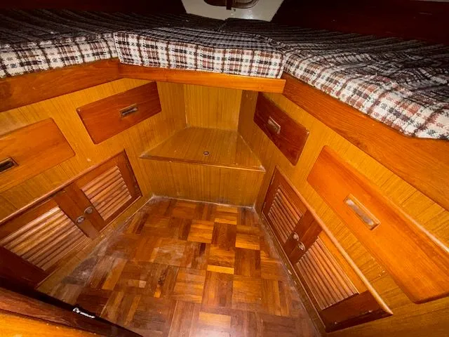 Slide: The Image of CHB 34 Tri-Cabin 1981 - 33