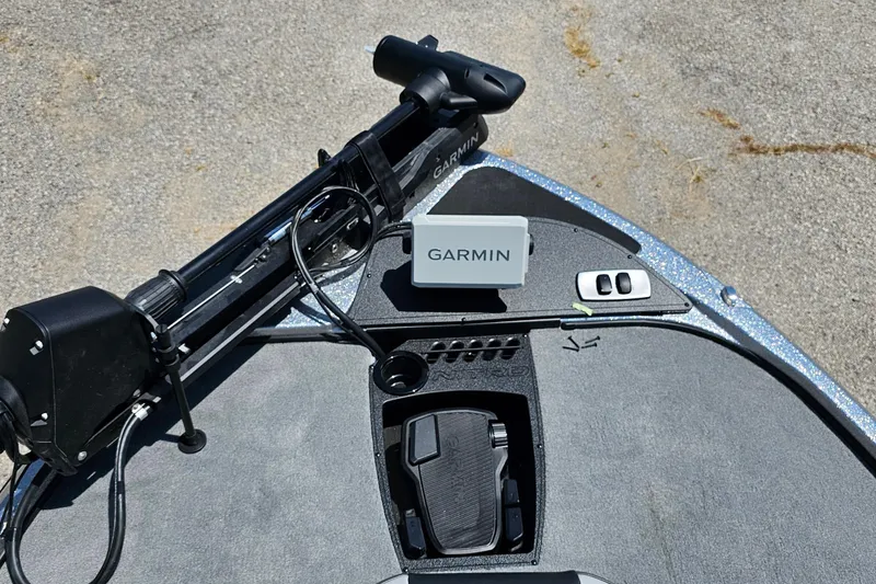 Slide: The Image of Trolling motor and Garmin device on 2026 Nitro Z18 Pro boat deck. - 3