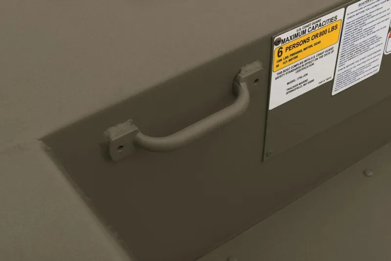 Slide: The Image of Tracker Grizzly 1754 Utility 2026 - 24