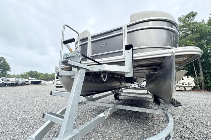 Slide: The Image of 2024 Starcraft 20 EX QDH identification plate with serial number. - 17