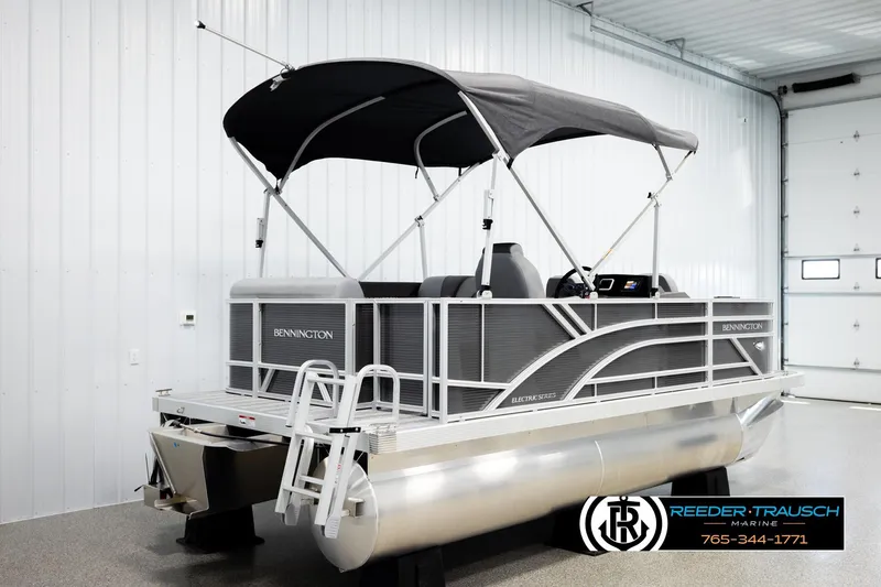 Slide: The Image of 2026 Bennington 168 SFSE pontoon boat with canopy in showroom. - 6