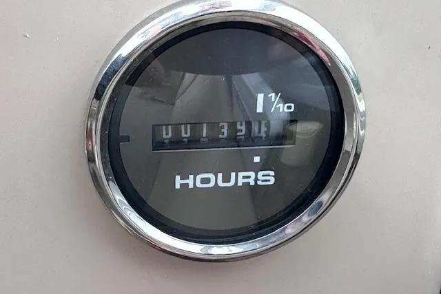 Slide: The Image of Hour meter showing 139.4 hours on 2018 Sun Tracker SportFish 22 XP3. - 25