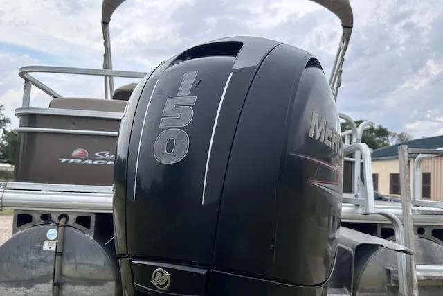 Slide: The Image of 2018 Sun Tracker SportFish 22 XP3 with Mercury 150 outboard motor. - 26