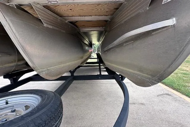 Slide: The Image of Underneath view of a 2018 Sun Tracker SportFish 22 XP3 pontoon boat on a trailer. - 28