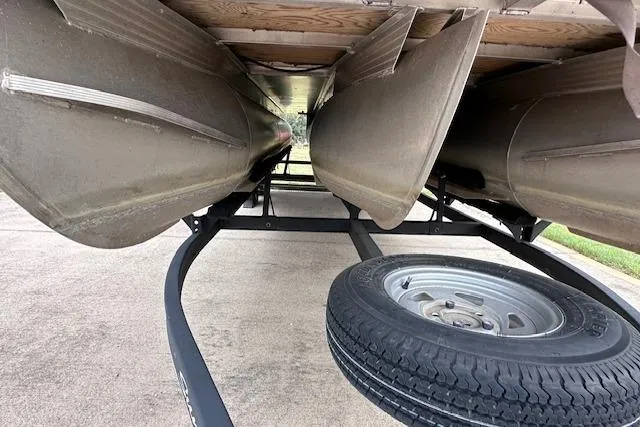 Slide: The Image of Underneath view of a 2018 Sun Tracker SportFish 22 XP3 pontoon boat on a trailer. - 29