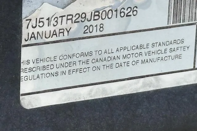 Slide: The Image of 2018 Sun Tracker SportFish 22 XP3 compliance label with Canadian safety standards. - 38