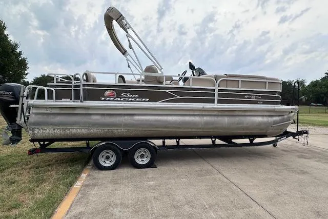 Slide: The Image of 2018 Sun Tracker SportFish 22 XP3 pontoon boat on a trailer, parked outdoors. - 5