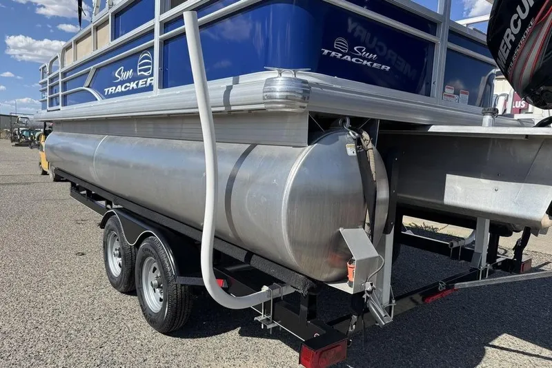 Slide: The Image of 2017 Sun Tracker FISHIN' BARGE® 20 DLX pontoon boat on trailer, side view. - 18