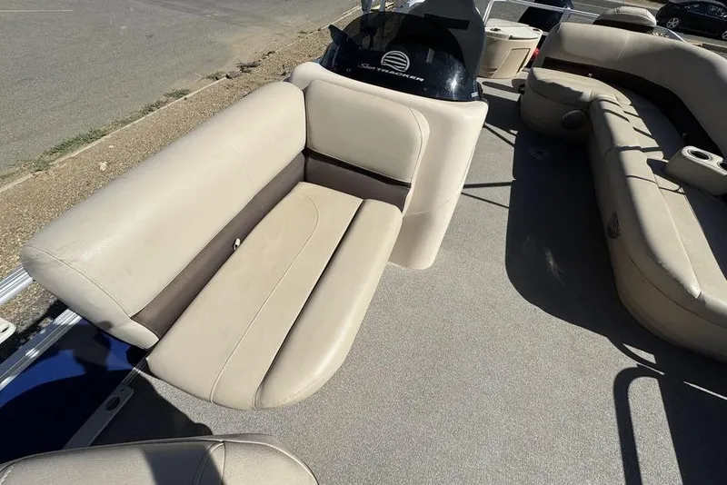 Slide: The Image of 2017 Sun Tracker FISHIN' BARGE® 20 DLX with beige seating and console. - 22