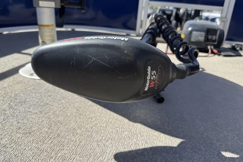 Slide: The Image of Trolling motor on 2017 Sun Tracker FISHIN' BARGE® 20 DLX boat deck. - 23