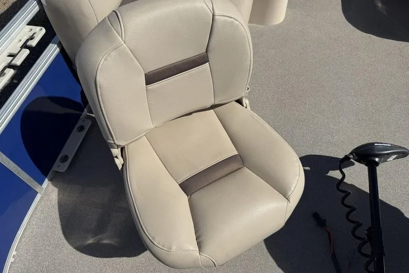 Slide: The Image of 2017 Sun Tracker FISHIN' BARGE® 20 DLX boat seat and trolling motor detail. - 25