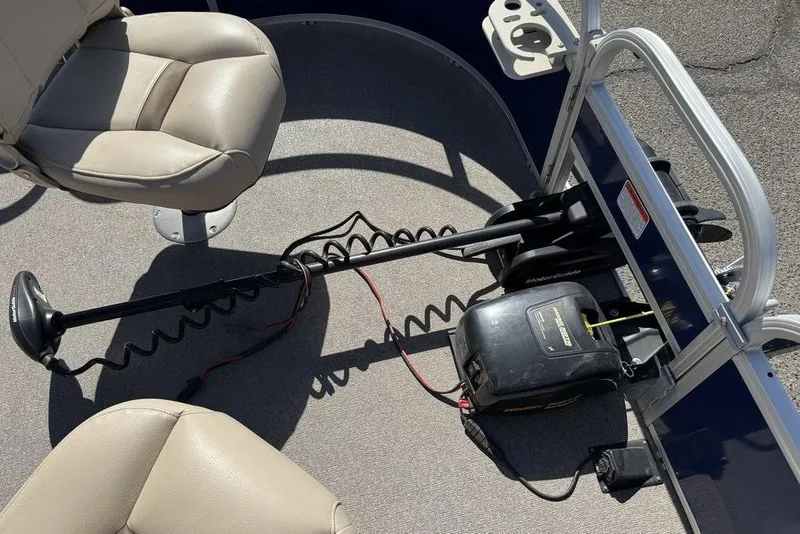 Slide: The Image of 2017 Sun Tracker FISHIN' BARGE® 20 DLX boat interior with seats and trolling motor. - 28