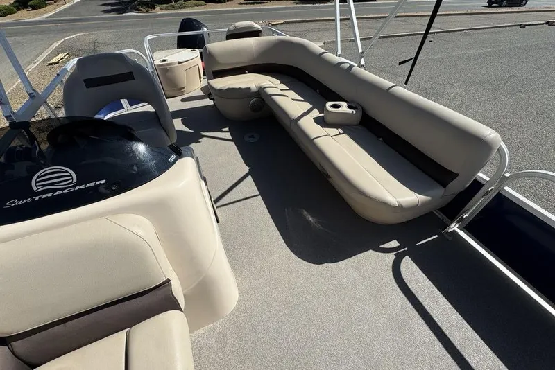Slide: The Image of 2017 Sun Tracker FISHIN' BARGE® 20 DLX pontoon boat interior with seating and console. - 32