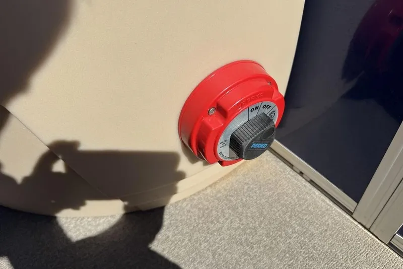 Slide: The Image of Red battery switch on 2017 Sun Tracker FISHIN' BARGE® 20 DLX boat. - 37