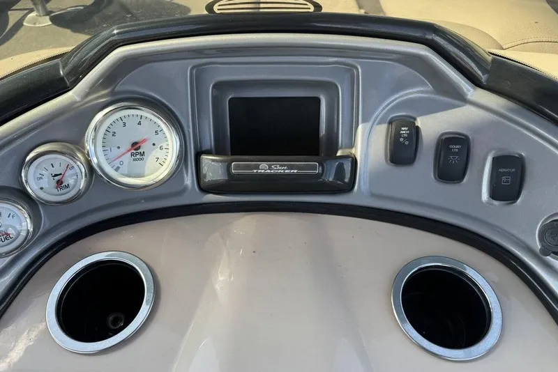 Slide: The Image of Dashboard of 2017 Sun Tracker FISHIN' BARGE® 20 DLX with gauges and controls. - 40