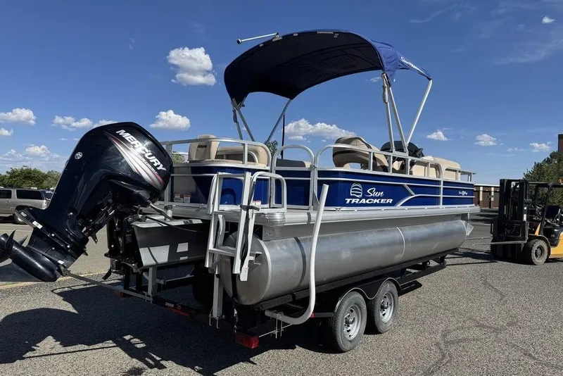 Slide: The Image of 2017 Sun Tracker FISHIN' BARGE® 20 DLX pontoon boat with Mercury outboard motor. - 54