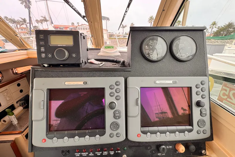 Slide: The Image of Control panel of a 2003 Albin 28 TE boat with navigation equipment. - 25