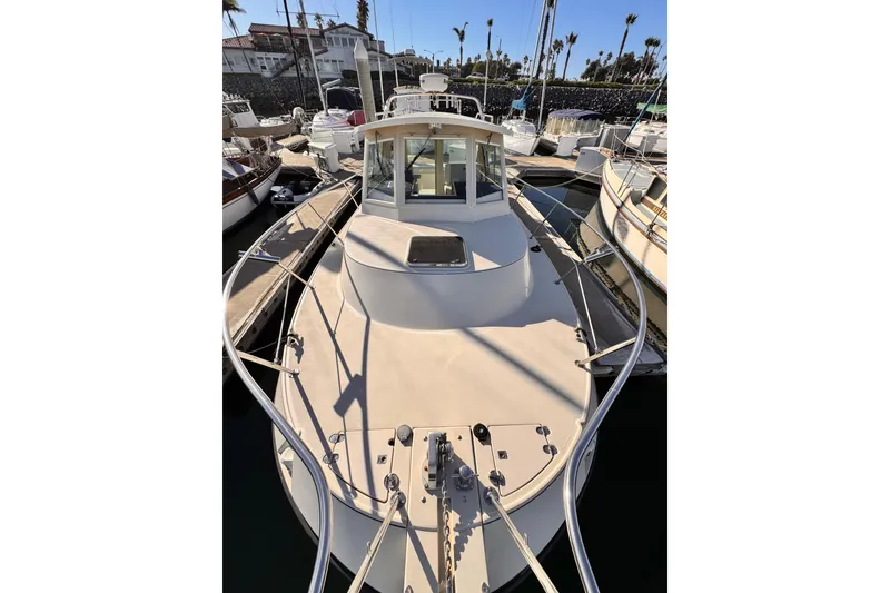 Slide: The Image of 2003 Albin 28 TE boat docked in a marina, surrounded by other vessels. - 4