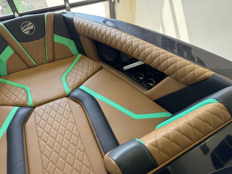 Slide: The Image of Tigé 23ZX 2023 - 18