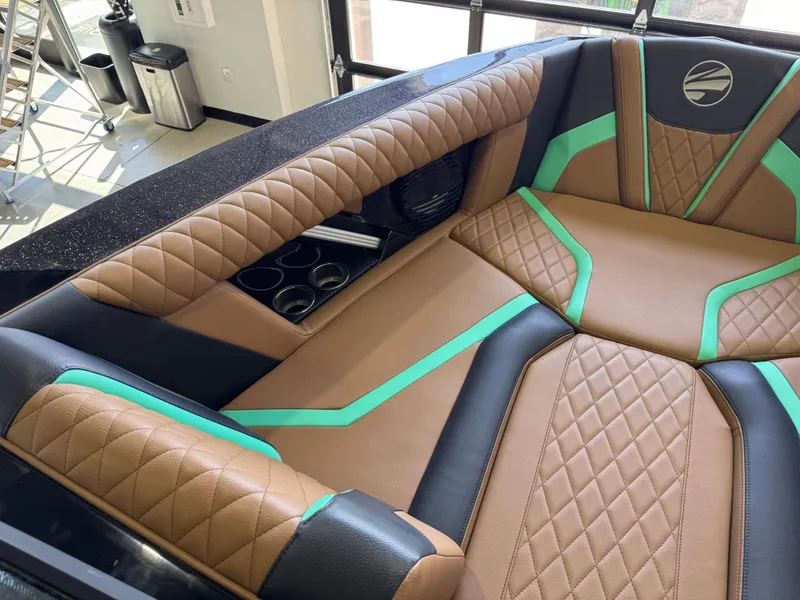 Slide: The Image of Tigé 23ZX 2023 - 19