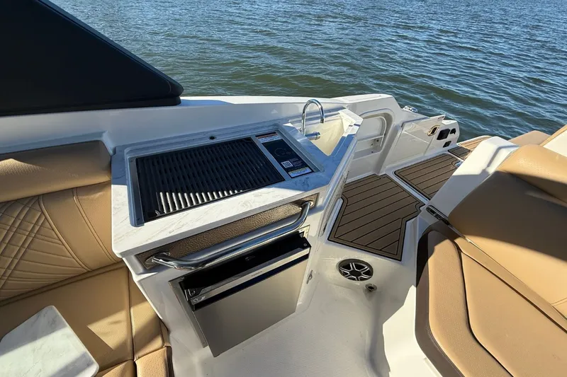 Slide: The Image of Sea Ray SDX 290 2026 - 12