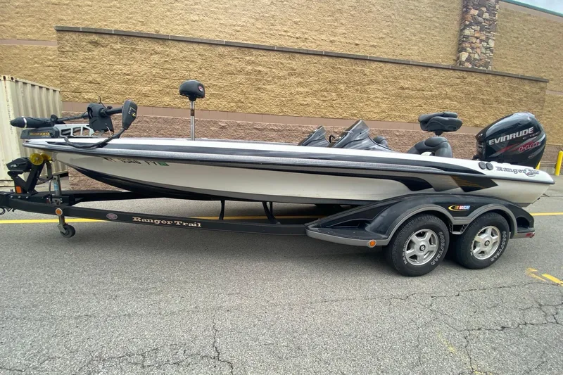 The Image of 2009 Ranger Z520 Comanche fishing boat on trailer, side view. - 0