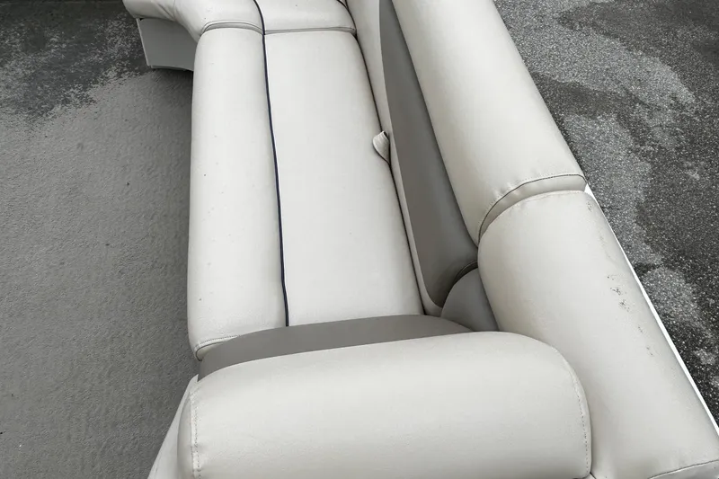 Slide: The Image of White leather seating on a 2009 Harris CRUSIER 220 boat. - 7