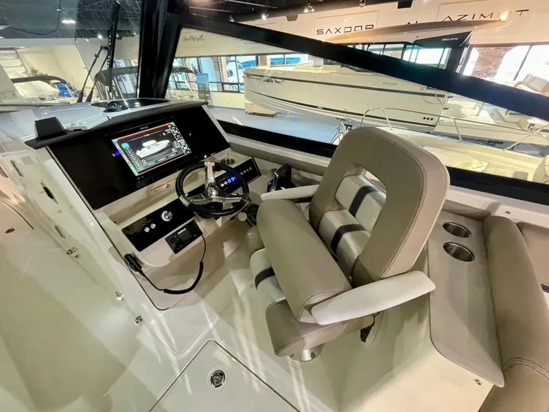 Slide: The Image of Boston Whaler 330 Vantage 2026 - 15