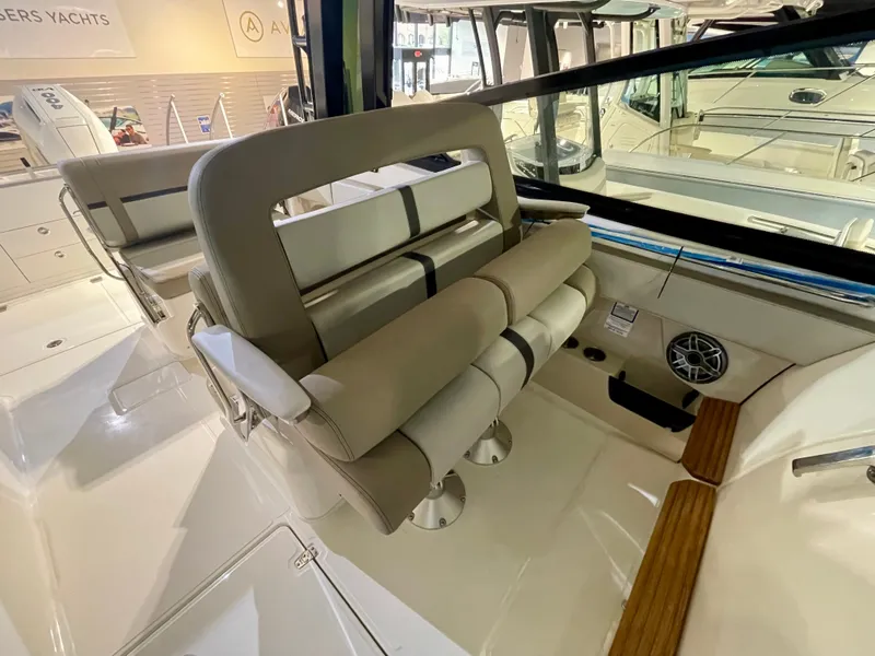 Slide: The Image of Boston Whaler 330 Vantage 2026 - 16