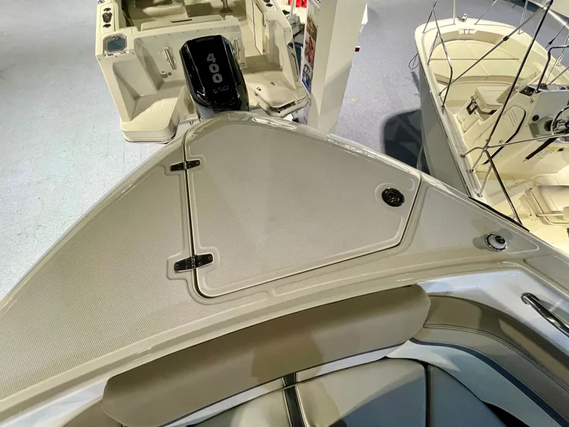 Slide: The Image of Boston Whaler 330 Vantage 2026 - 20