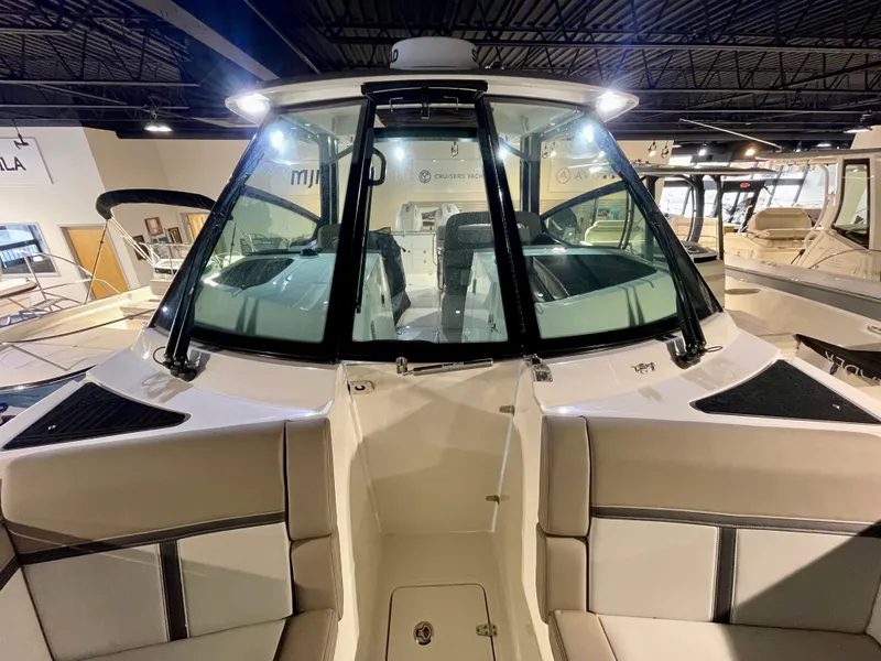 Slide: The Image of Boston Whaler 330 Vantage 2026 - 22