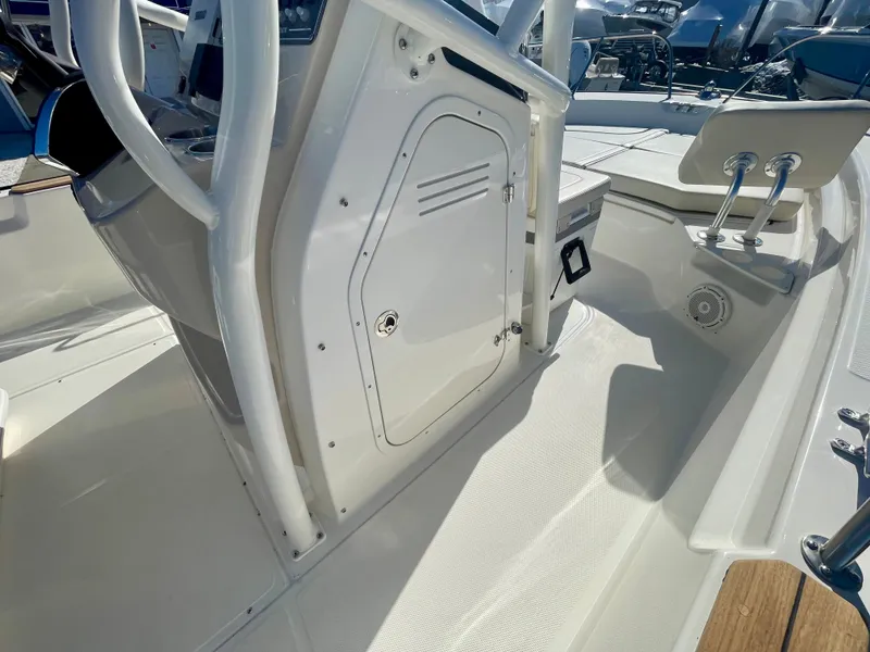 Slide: The Image of Boston Whaler 210 Montauk 2026 - 13