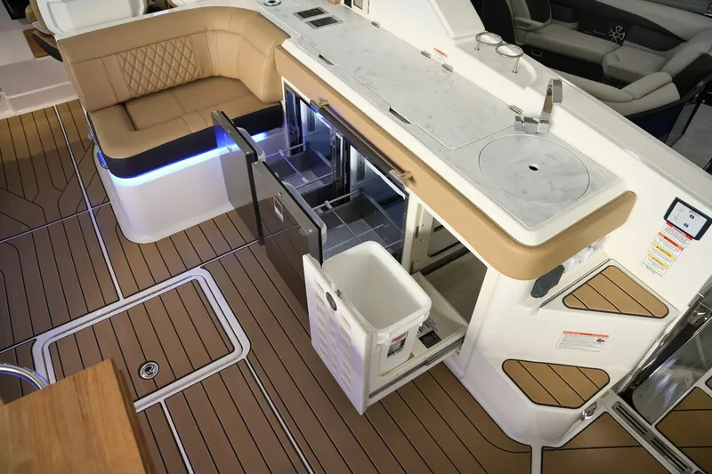 Slide: The Image of Sea Ray SLX 400 2026 - 28